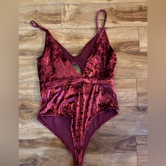 Essue Burgundy Velvet Women’s Thong Bodysuit Size Medium - Picture 10 of 15